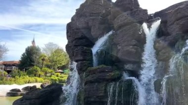 Disneyland 'deki şelale Karayip Denizi Kaptanı' nın mağarasının yakınında 11.04.22 Disneyland, Paris, Fransa