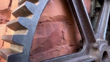 Tren ve eski araba için çeşitli yedek parçalar. Hepsi antika metaller ve paravoz parçaları.