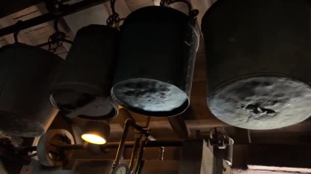 Velhos baldes enferrujados pendurados sob o teto no fundo Lâmpada antiga — Vídeo de Stock
