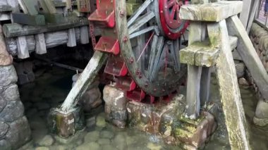 Tahta Su Değirmeni Kırmızı Ladle ile Su Çekiyor