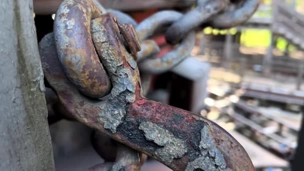 Roestige ketting close-up tegen metalen achtergrond — Stockvideo