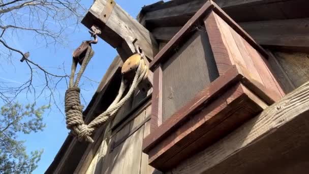 L'ancien toit de la maison avec grenier et corde maison de cow-boy en bois contre le ciel — Video