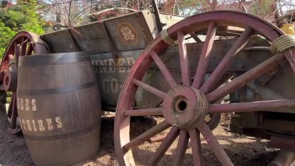 Poblíž atrakce parní lokomotivy stojí vozík s kolem a barelem 11.04.22 Disneyland, Paříž, Francie — Stock video