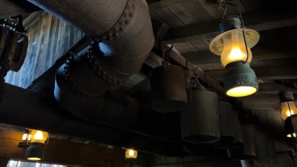 Staré lampy na pozadí železa na atraktivní parní lokomotivě — Stock video