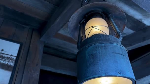 Staré lampy na pozadí železa na atraktivní parní lokomotivě — Stock video