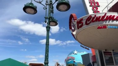 Disneyland caddesi renkli evler bir çok insan mutlu bir hayat mavi gökyüzü ve muhteşem binalar ve çizgi film karakterleri 11.04.22 Disneyland Paris Fransa