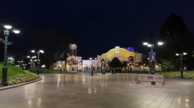 Gece Disneyland caddesi renkli evler bir çok insan mutlu bir hayat mavi gökyüzü ve muhteşem binalar ve çizgi film karakterleri 11.04.22 Disneyland Paris Fransa
