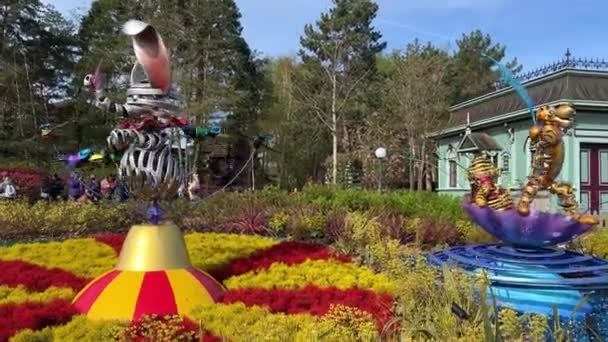 Színes fémből készült forgó figurák Disneyland legnépszerűbb vidámparkjában, fényes és mesés 11.04.22 Disneyland Paris Franciaország — Stock videók