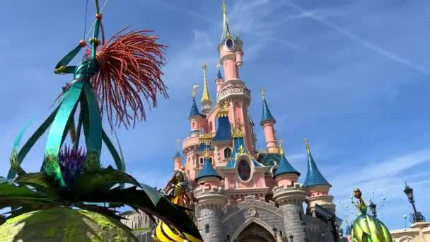 Περιστρεφόμενες φιγούρες από χρωματιστό μέταλλο στο πιο δημοφιλές πάρκο ψυχαγωγίας στη Disneyland φωτεινό και υπέροχο 11.04.22 Disneyland Paris Γαλλία — Αρχείο Βίντεο
