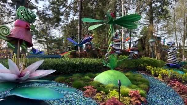 Színes fémből készült forgó figurák Disneyland legnépszerűbb vidámparkjában, fényes és mesés 11.04.22 Disneyland Paris Franciaország — Stock videók