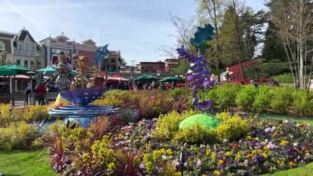 Színes fémből készült forgó figurák Disneyland legnépszerűbb vidámparkjában, fényes és mesés 11.04.22 Disneyland Paris Franciaország — Stock videók