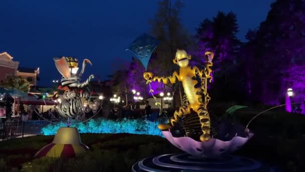 Figure di filatura in metallo colorato nel parco divertimenti più popolare di Disneyland luminoso e favoloso 11.04.22 Disneyland Paris Francia — Video Stock