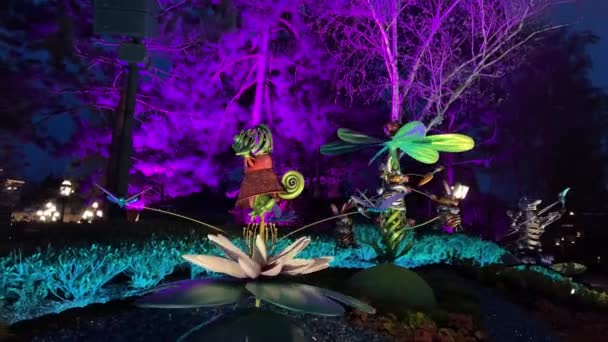 Spinning figury wykonane z kolorowego metalu w najbardziej popularnym parku rozrywki w Disneylandzie jasne i wspaniałe 11.04.22 Disneyland Paryż Francja — Wideo stockowe