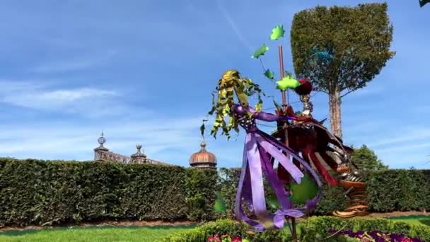 Disneyland 'in en popüler eğlence parkındaki renkli metalden yapılmış dönen figürler. Parlak ve muhteşem 11.04.22 Disneyland Paris Fransa — Stok video