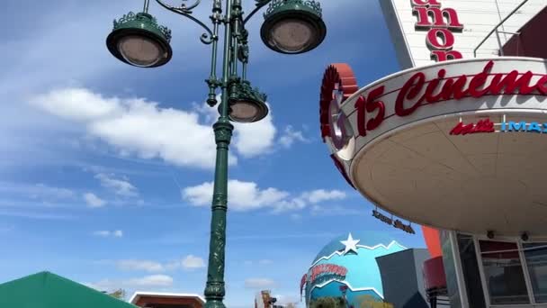 Disneyland street färgglada hus en hel del människor ljusa glada liv blå himmel och fantastiska byggnader och seriefigurer 11.04.22 Disneyland Paris Frankrike — Stockvideo