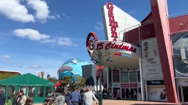 Disneyland Straße bunte Häuser viele Menschen hell glücklich Leben blauer Himmel und fabelhafte Gebäude und Zeichentrickfiguren 11.04.22 Disneyland Paris Frankreich — Stockvideo