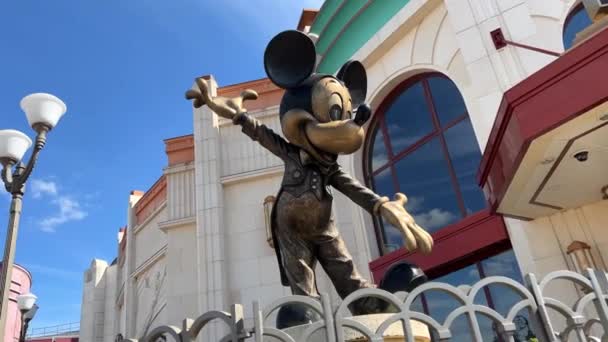 Disneyland caddesi renkli evler bir çok insan mutlu bir hayat mavi gökyüzü ve muhteşem binalar ve çizgi film karakterleri 11.04.22 Disneyland Paris Fransa — Stok video