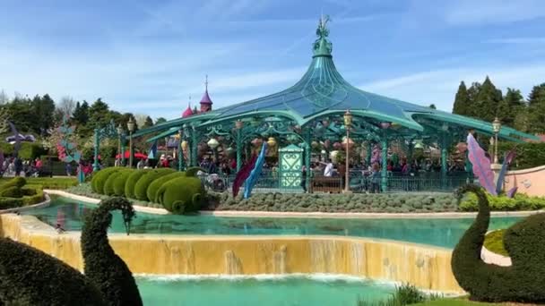 Disneyland ulice barevné domy hodně lidí jasný šťastný život modrá obloha a pohádkové budovy a kreslené postavičky 11.04.22 Disneyland Paříž Francie — Stock video