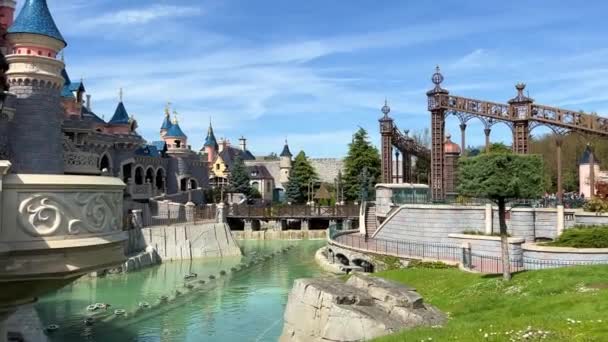 Disneyland utca színes házak sok ember fényes boldog élet kék ég és mesés épületek és rajzfilmfigurák 11.04.22 Disneyland Paris Franciaország — Stock videók