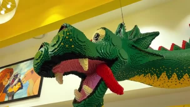 Lego draak hoofd groen met rode taal 11.04.22 Disneyland Parijs Frankrijk — Stockvideo