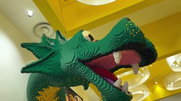 Lego Drachenkopf grün mit roter Sprache 11.04.22 Disneyland Paris Frankreich — Stockvideo