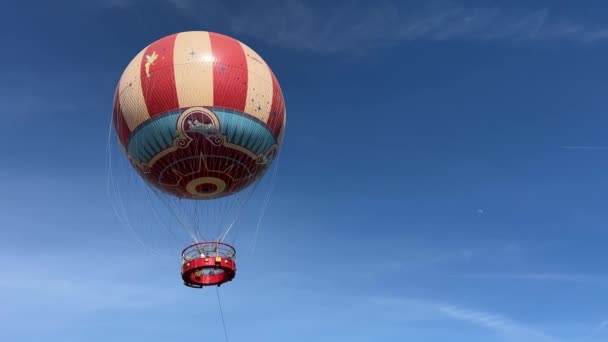 # Mavi gökyüzünde kırmızı balon... # #... çok güzel metinler için yer var. # — Stok video