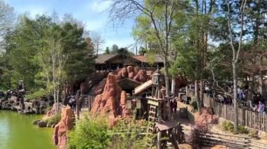 Disneyland Paris 'teki Büyük Şimşek Dağı Roller Coaster' ı. 11.04.22 Disneyland Paris Fransa