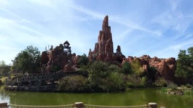 Disneyland Paris 'teki Büyük Şimşek Dağı Roller Coaster' ı. 11.04.22 Disneyland Paris Fransa