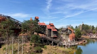 Disneyland Paris 'teki Büyük Şimşek Dağı Roller Coaster' ı. 11.04.22 Disneyland Paris Fransa