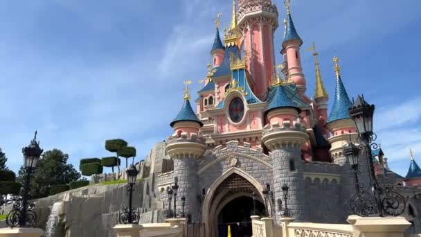 Zamek Śpiącej Księżniczki w Disneylandzie różowy 11.04.22 Disneyland Paryż Francja — Wideo stockowe