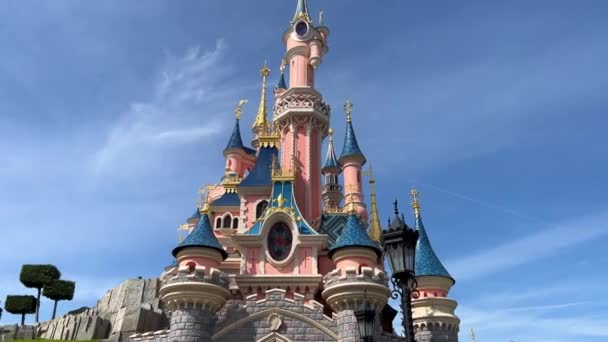 Замок спящей принцессы в Диснейленде розовый 11.04.22 Диснейленд Париж Франция — стоковое видео