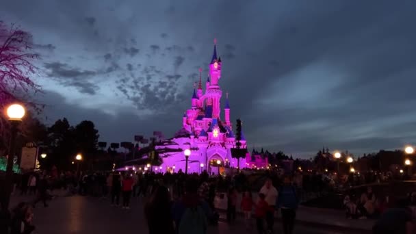 迪斯尼乐园的沉睡公主城堡，粉色，巴黎，法国 — 图库视频影像