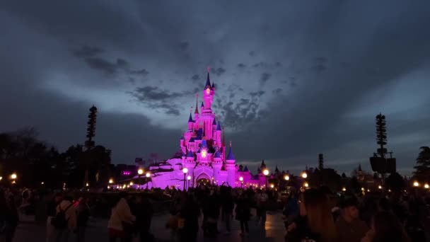 Schloss der schlafenden Prinzessin in Disneyland pink 11.04.22 Disneyland Paris Frankreich — Stockvideo