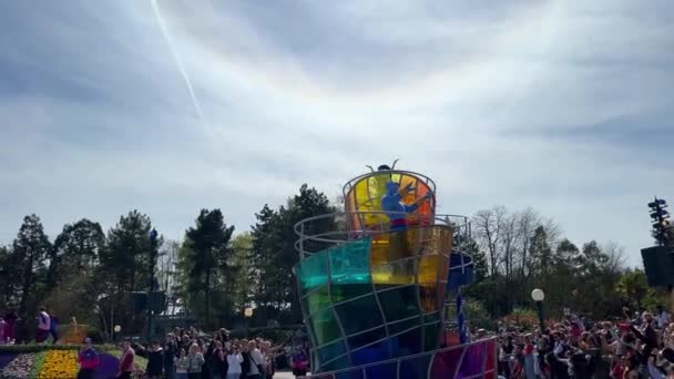 Parada dorosłych lalek na ulicy Disneyland 11.04.22 Disneyland Paris Francja — Wideo stockowe