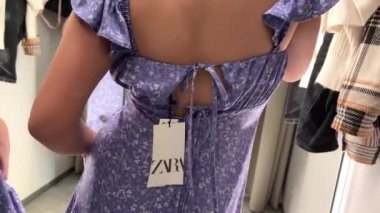 Zara şirketinin güzel mavi elbisesi mağazadaki soyunma odasında 06.04.22 numaralı mağaza Zara Paris Fransa 'da sergileniyordu.