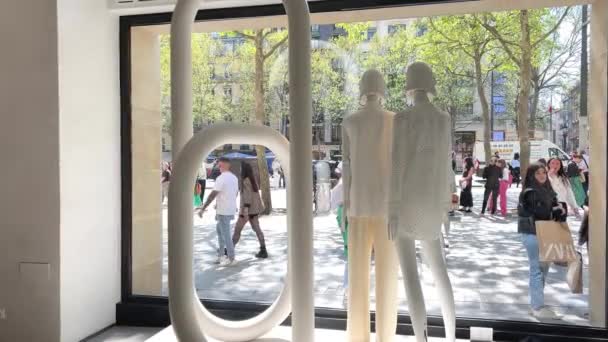 Ein Mann und eine Frau betraten zara Shop und hörten auf, ihre Brille abzulegen, die sowohl in weiß als auch vor dem Hintergrund weißer Statuen chic ist Video 14.04.22 Paris Frankreich — Stockvideo