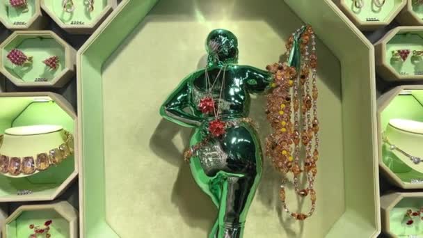 Ювелирный магазин Swarovski стеклянные украшения и статуэтки сияют 14.04.22 Париж Франция — стоковое видео