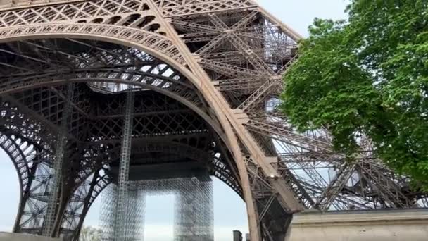 Ейфелева вежа в Парижі пополудні 14 04,22 Паризька Франція — стокове відео