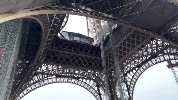 Eiffelova věž v Paříži odpoledne 14.04.22 Paříž Francie — Stock video