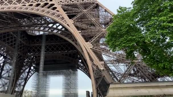 Eiffeltornet i Paris på eftermiddagen 14.04.22 Paris Frankrike — Stockvideo