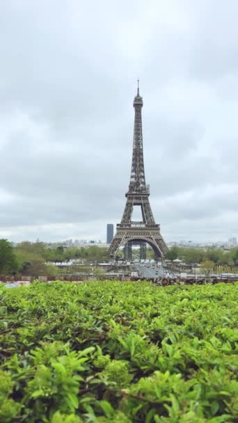 Torre Eiffel en París por la tarde 14.04.22 París Francia — Vídeos de Stock