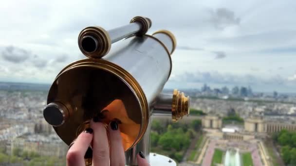 Teleskop di menara eiffel pemandangan kota Paris 14.04.22 Paris Perancis — Stok Video