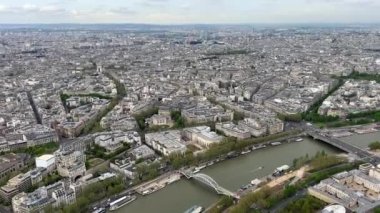 Paris 'in kar beyazı binalarında Eyfel Kulesi' nden görülebilir nehir Seine Stadyumu 'nun ve 14.04.22 Paris Fransa' nın manzarası