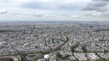 Paris 'in kar beyazı binalarında Eyfel Kulesi' nden görülebilir nehir Seine Stadyumu 'nun ve 14.04.22 Paris Fransa' nın manzarası