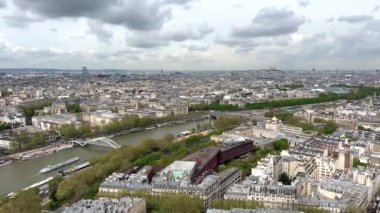 Paris 'in kar beyazı binalarında Eyfel Kulesi' nden görülebilir nehir Seine Stadyumu 'nun ve 14.04.22 Paris Fransa' nın manzarası