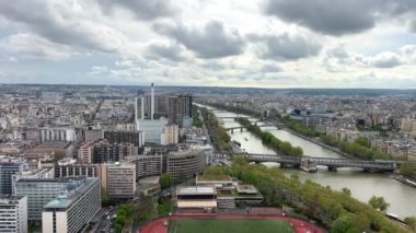 Paris 'in kar beyazı binalarında Eyfel Kulesi' nden görülebilir nehir Seine Stadyumu 'nun ve 14.04.22 Paris Fransa' nın manzarası