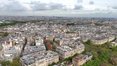 Paris 'in kar beyazı binalarında Eyfel Kulesi' nden görülebilir nehir Seine Stadyumu 'nun ve 14.04.22 Paris Fransa' nın manzarası