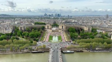 Paris 'in kar beyazı binalarında Eyfel Kulesi' nden görülebilir nehir Seine Stadyumu 'nun ve 14.04.22 Paris Fransa' nın manzarası