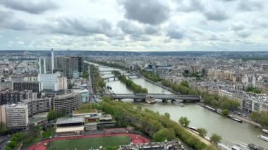 Paris 'in kar beyazı binalarında Eyfel Kulesi' nden görülebilir nehir Seine Stadyumu 'nun ve 14.04.22 Paris Fransa' nın manzarası