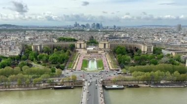 Paris 'in kar beyazı binalarında Eyfel Kulesi' nden görülebilir nehir Seine Stadyumu 'nun ve 14.04.22 Paris Fransa' nın manzarası